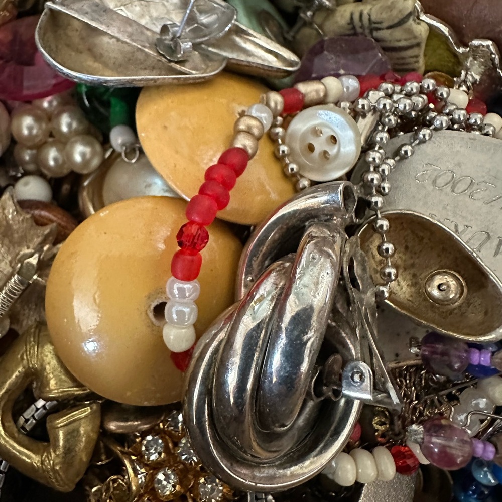 1/4 Pound Vintage 60’s to Present, Jewelry/Crafting Lot. - Picture 8 of 8